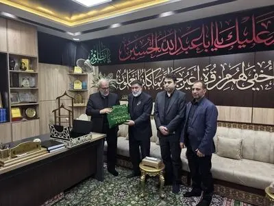 اهدای پرچم گنبد حرم مطهر امام حسین (ع) برای بدرقه پیکر رهبر شهید