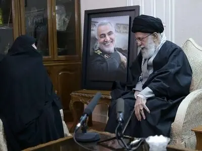 قائد الثورة الإسلامیة یزور منزل الشهید قاسم سلیمانی 