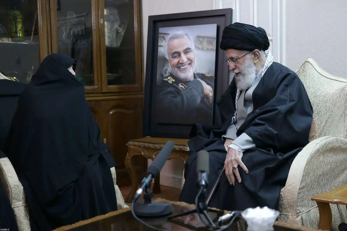 قائد الثورة الإسلامیة یزور منزل الشهید قاسم سلیمانی 
