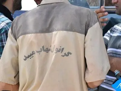 کارگران گرانول شهاب مقابل فرمانداری  میبد تجمع کردند 