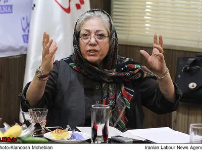 گفتگو ی رخشان بنی‌اعتماد با فعالان کارگری در ایلنا