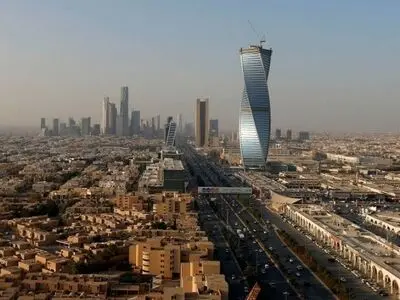 انهدام یک موشک بر فراز ریاض/ شنیده شدن صدای چند انفجار در پایتخت عربستان