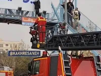 دختر خانومی که قصد خودکشی در اتوبان ستاری داشت؛ با کمک نیروهای امدادی و انتظامی از این اقدام منصرف شد + فیلم