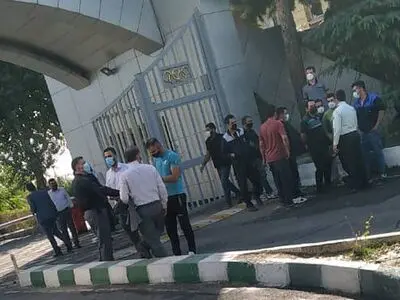 تجمع کارگران ورزشگاه آزادی مقابل وزارت ورزش و جوانان