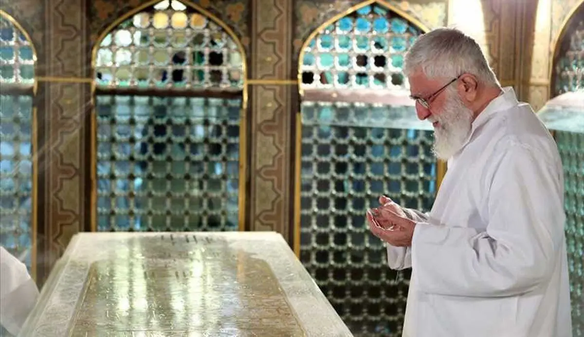 قائد الثورة یمیط الغبار عن ضریح الإمام الرضا (ع)
