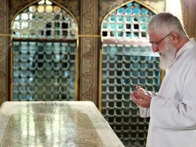 قائد الثورة یمیط الغبار عن ضریح الإمام الرضا (ع)