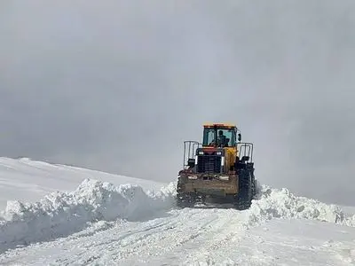 برف روبی ۲۲ کیلومتر از محورهای مواصلاتی آذربایجان‌غربی /تردد در جاده های استان برقرار است