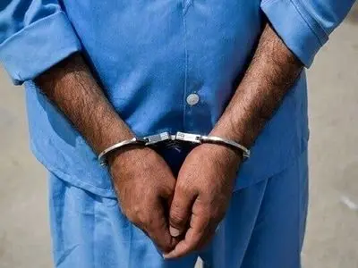 دستگیری کلاهبرداری که درهای ارزانقیمت میفروخت