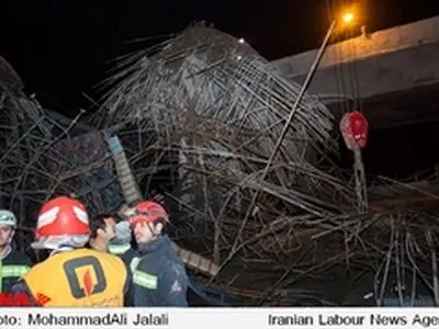 ریزش پل جمهوری در قم ۱۵ نفر را مصدوم کرد