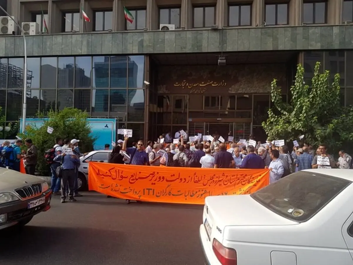  12 سال پیگیری مطالبات بازنشستگان مخابرات از شیراز تا تهران/ مدیرعامل کارخانجات مخابراتی: شرمنده هستم، بانک‌ها همکاری نمی‌کنند 
