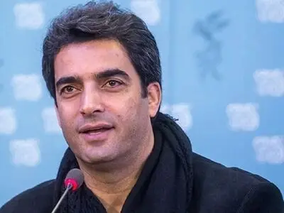 دورهمی خانوادگی منوچهر هادی کنار سفره‌ + عکس