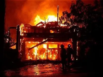 مصدومیت سه کارگر در آتش‌سوزی اتاقک نگهبانی 
