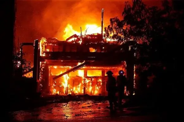 مصدومیت سه کارگر در آتش‌سوزی اتاقک نگهبانی 