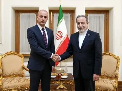 السفير اللبناني الجديد يسلّم نسخة عن أوراق اعتماده للوزير عراقجي 