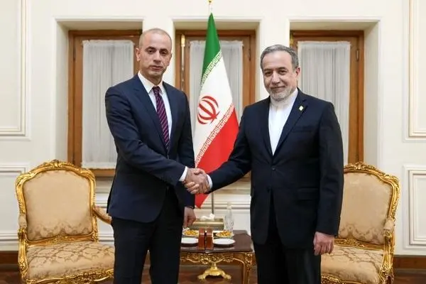 السفير اللبناني الجديد يسلّم نسخة عن أوراق اعتماده للوزير عراقجي 