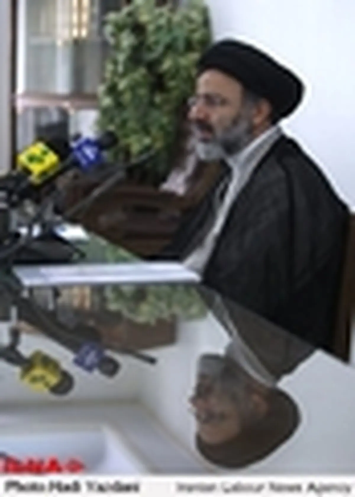 تلاش دشمن انحراف در مسیر انقلاب است