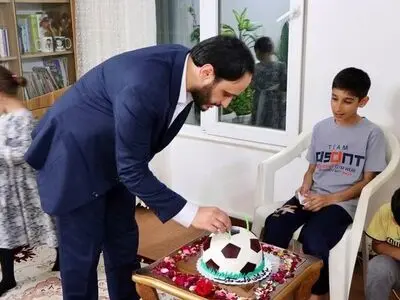 جشن تولد فرزند شهید مدافع حرم با حضور سخنگوی دولت