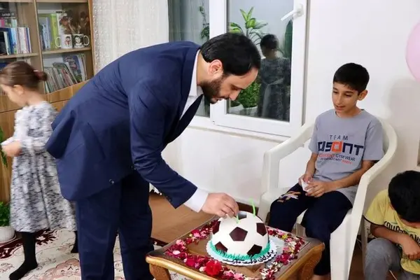 جشن تولد فرزند شهید مدافع حرم با حضور سخنگوی دولت