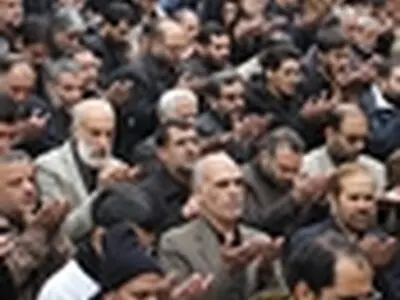 اقامه نماز جماعت ظهر عاشورا توسط عزاداران حسینی