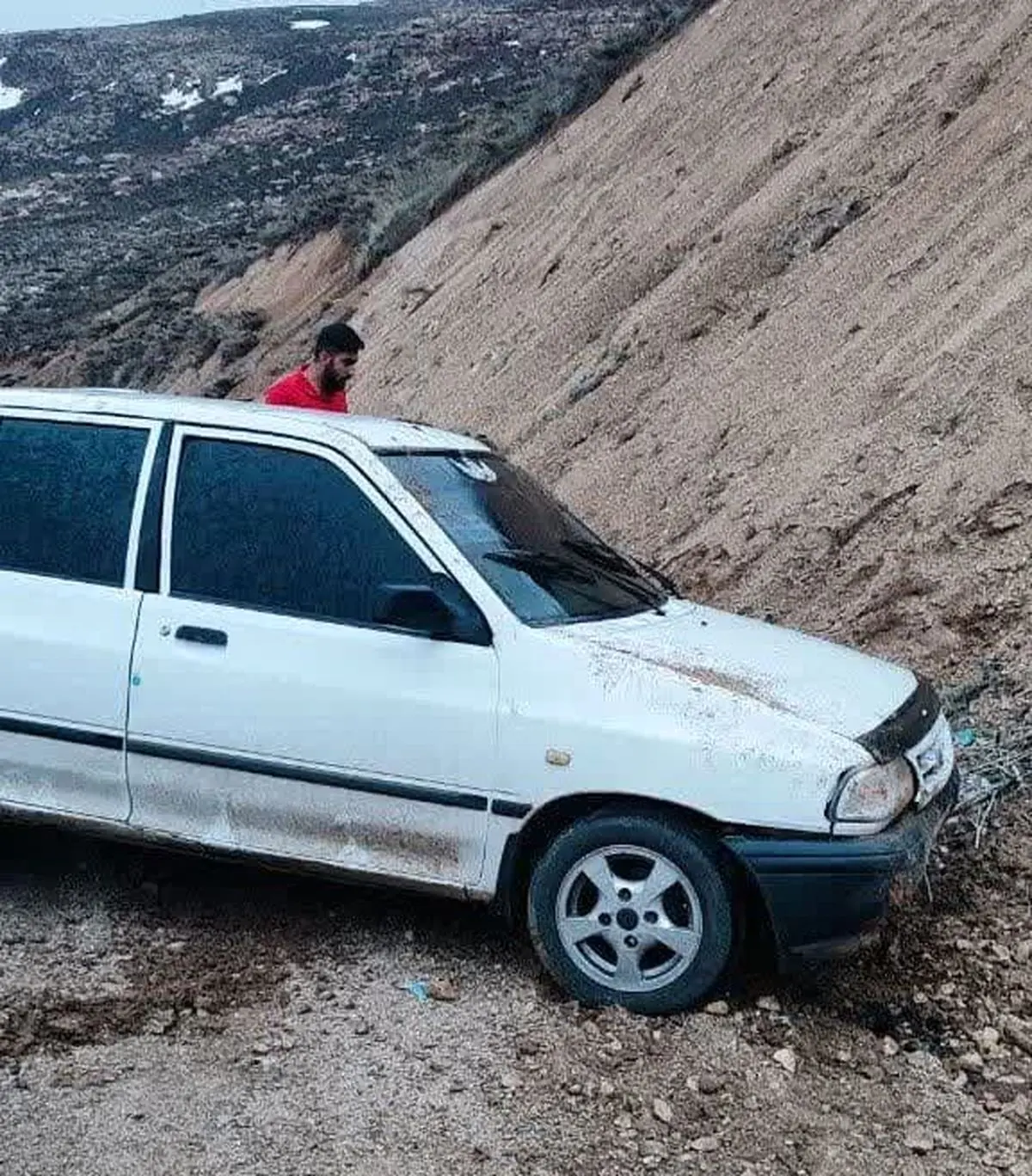 خودروی پراید در محور کوهرنگ به فارسان واژگون شد