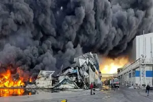 آتش‌سوزی در کارخانه «توسعه بلور کاوه» ۶ مصدوم داشت