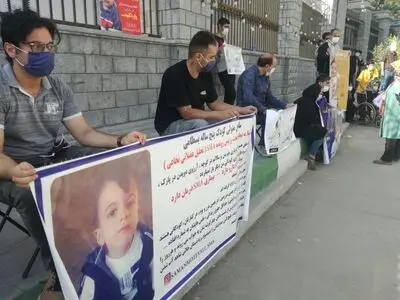 تجمع خانواده بیماران SMA مقابل مجلس/ داروهای حیاتی فرزندانمان وارد نمی‌شود/ قالیباف به وعده‌هایش هنوز عمل نکرده است