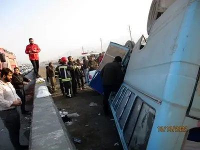 جزئیات واژگونی مینی‌بوس حامل کارگران ساوه/ مصدومیت ۱۰ کارگر