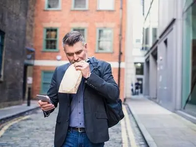 ایستاده غذا خوردن منجر به پرخوری می شود