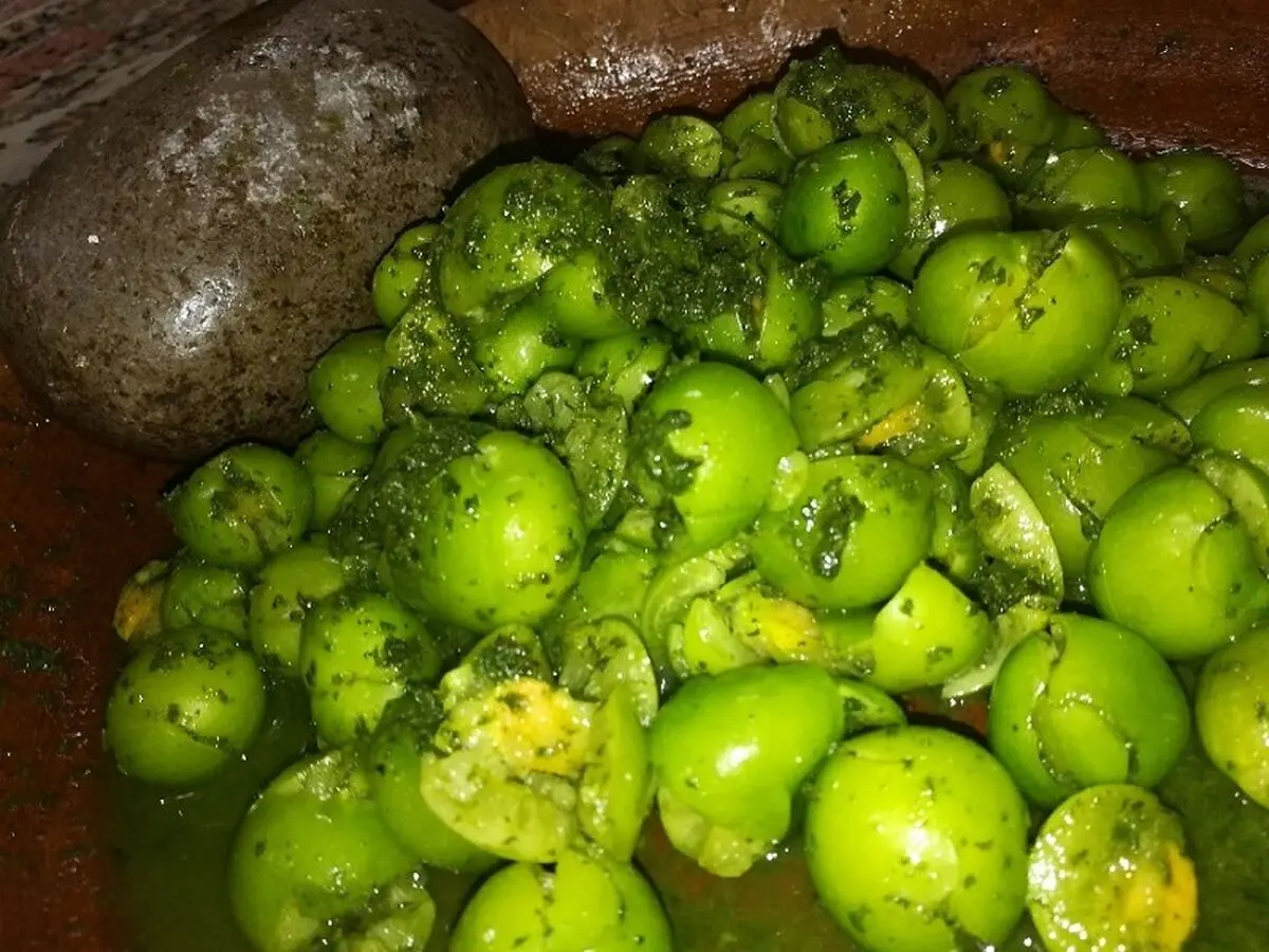 ۱۲ خواص و فواید مصرف گوجه سبز با گلپر و نعناع 