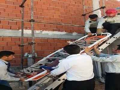 مصدومیت کارگر ۲۰ساله در کرمانشاه بر اثر سقوط از ارتفاع سه متری