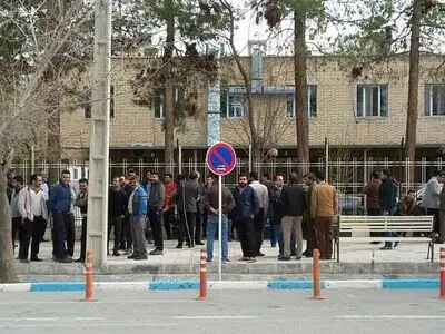 تجمع کارگران روغن نباتی گلنار مقابل استانداری کرمان 