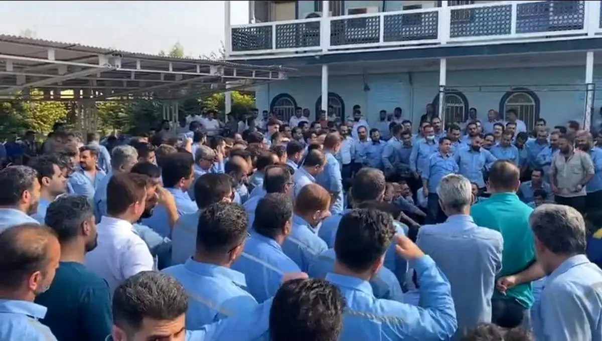 تجمع کارکنان شرکت گروه ملی فولاد ایران برای اجرای طرح طبقه بندی مشاغل