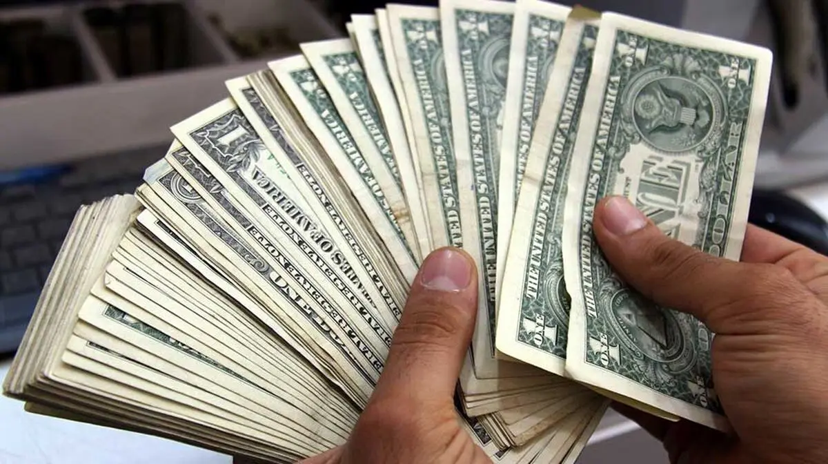 کشف بیش از 4 میلیون دلار تقلبی در ساوه / 8 نفر از اعضای باند سازمان‌یافته جعل و توزیع دلارهای تقلبی دستگیر شدند