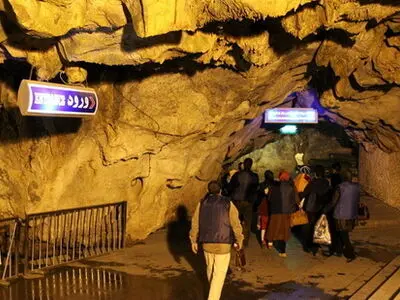 اعتراض تعدادی از کارکنان مجتمع گردشگری علی‌صدر به‌ عدم پرداختِ مزایای مزدی 