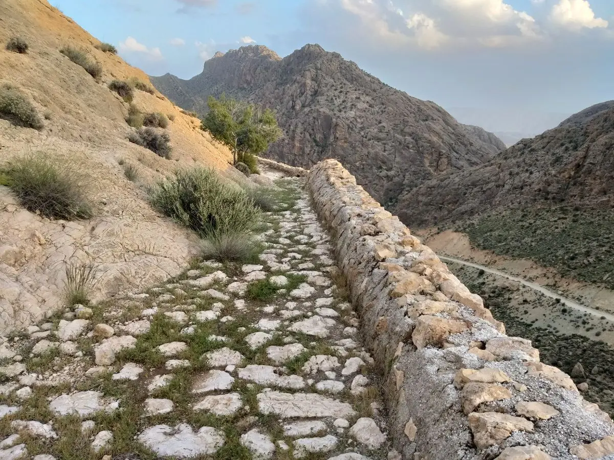 طوفان بخش دیگری از جاده ادویه فهرج را نمایان کرد/ ۷۰ درصد شهرستان فهرج کرمان محوطه باستانی است