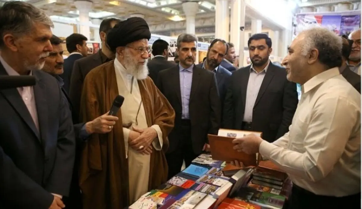 قائد الثورة الاسلامیة یزور معرض طهران الدولی للکتاب