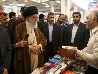 قائد الثورة الاسلامیة یزور معرض طهران الدولی للکتاب