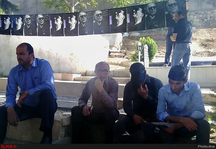 کیارستمی در آرامگاه ابدی‌اش آرمید/ جمعیت در قبرستان توک مزرعه تجمع کرده‌اند +تصاویر