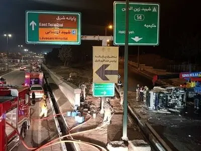 واژگونی کامیونت حامل ۱۵۰۰ لیتر بنزین در بزرگراه یاسینی تهران