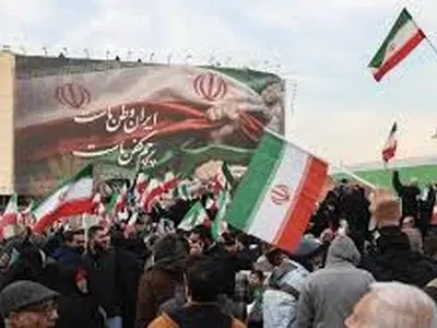 ویدئو: حضور هادی رضایی، سرمربی تیم ملی والیبال نشسته در راهپیمایی ۲۲ بهمن