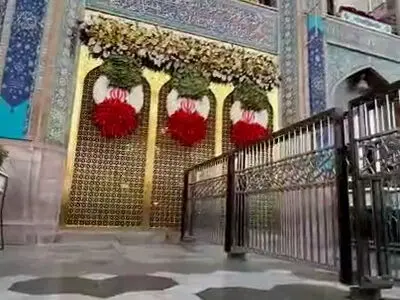 گل‌آرایی پنجره فولاد و سقاخانه حرم رضوی در ایام ولادت امام‌رضا + فیلم