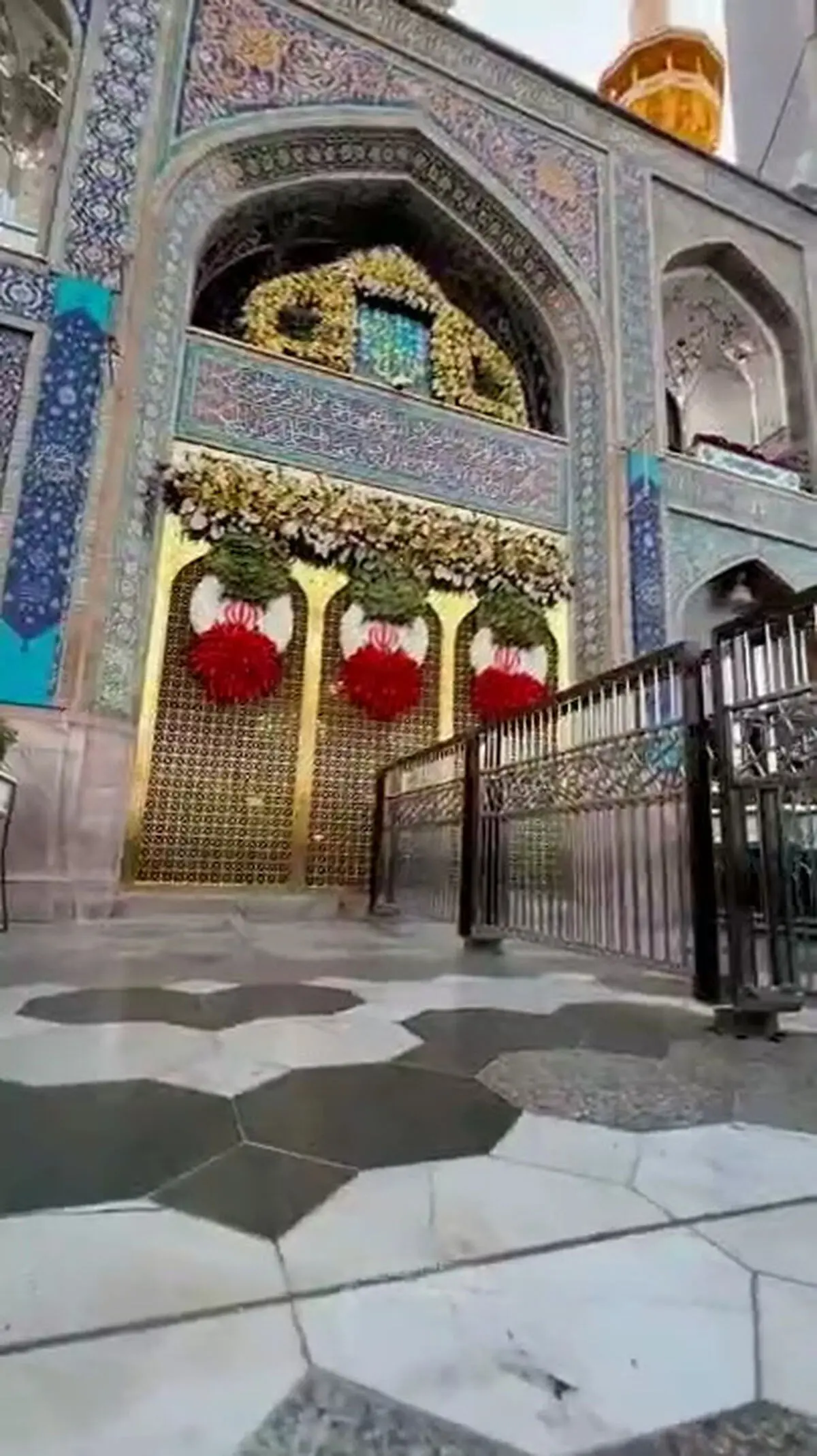 گل‌آرایی پنجره فولاد و سقاخانه حرم رضوی در ایام ولادت امام‌رضا + فیلم