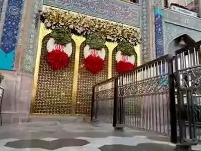 گل‌آرایی پنجره فولاد و سقاخانه حرم رضوی در ایام ولادت امام‌رضا + فیلم