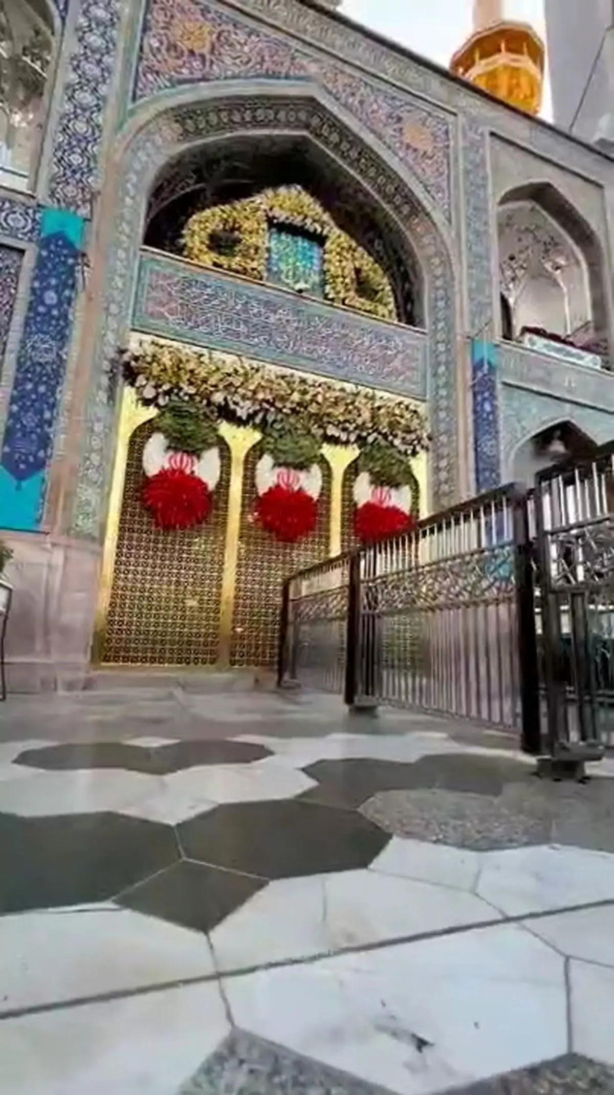 گل‌آرایی پنجره فولاد و سقاخانه حرم رضوی در ایام ولادت امام‌رضا + فیلم