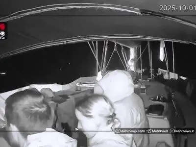 نیروهای اشغالگر اسرائیل کشتی یونانی «اوکسیگونو» از کاروان دریایی صمود جهانی را با تانک‌های آب مورد وحشت و حمله قرار می دهند + فیلم