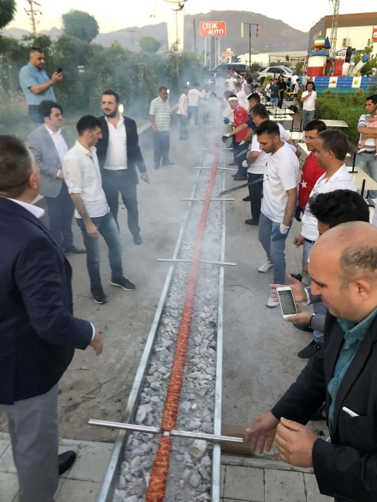 سیخ کباب ۶۰ متری در یک عروسی ترکیه+عکس