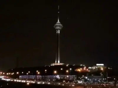 لحظه خاموشی برج میلاد، به مناسبت شهادت رییس جمهور و هیأت همراه + فیلم