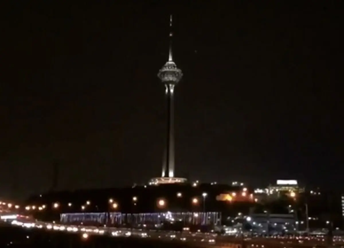 لحظه خاموشی برج میلاد، به مناسبت شهادت رییس جمهور و هیأت همراه + فیلم