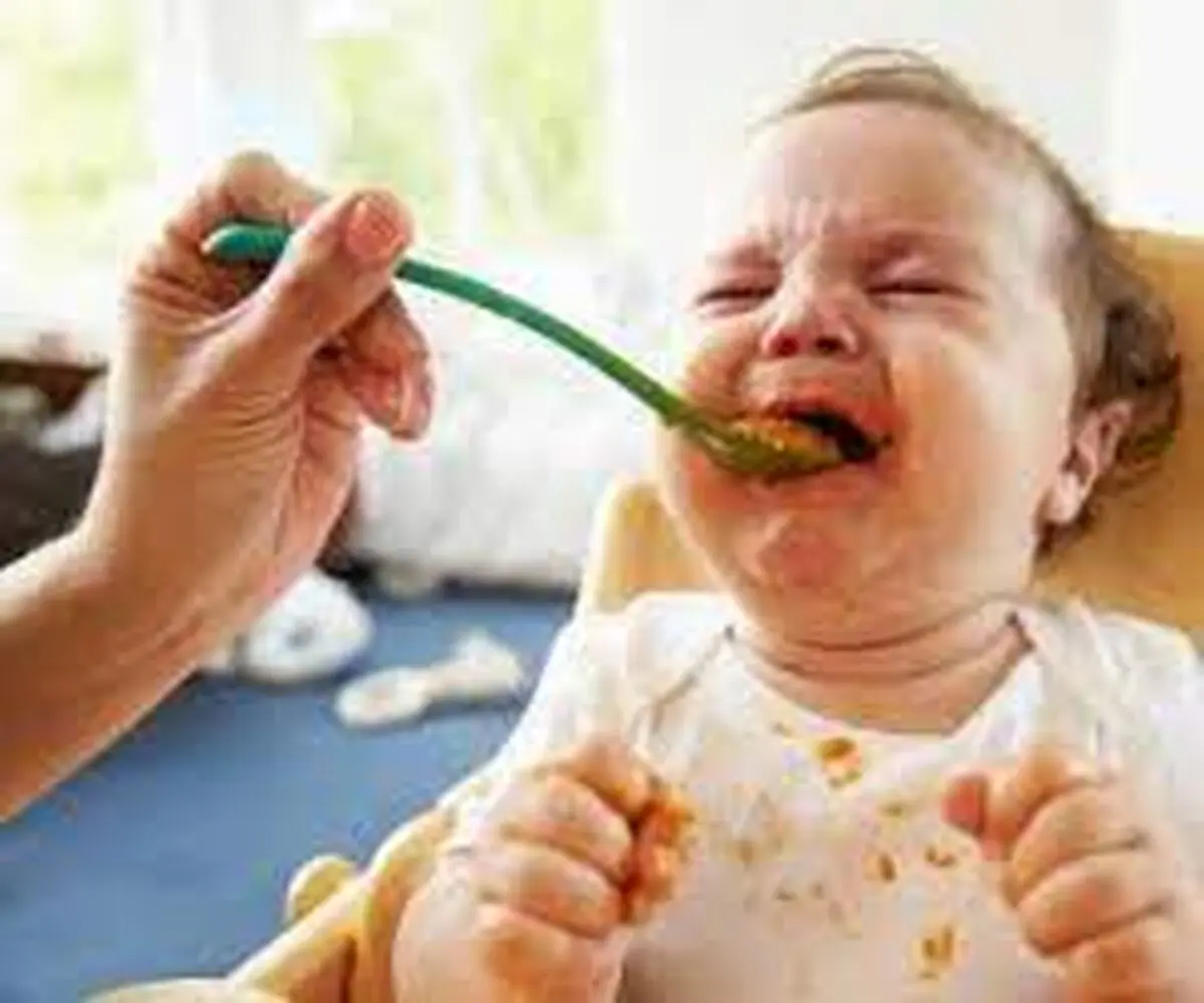 اثرات منفی زوری غذا دادن به کودک