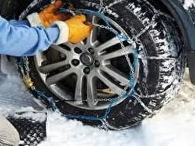 تردد در گردنه های چری و شاهمنصوری چهارمحال و بختیاری فقط با زنجیر چرخ امکان پذیر است